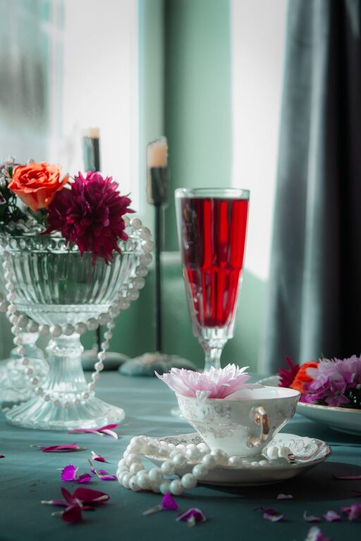 Herbaciane popołudnie w stylu retro: pomysły na spotkanie